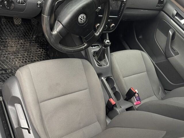 Серый Фольксваген Гольф, объемом двигателя 1.6 л и пробегом 240 тыс. км за 3950 $, фото 13 на Automoto.ua