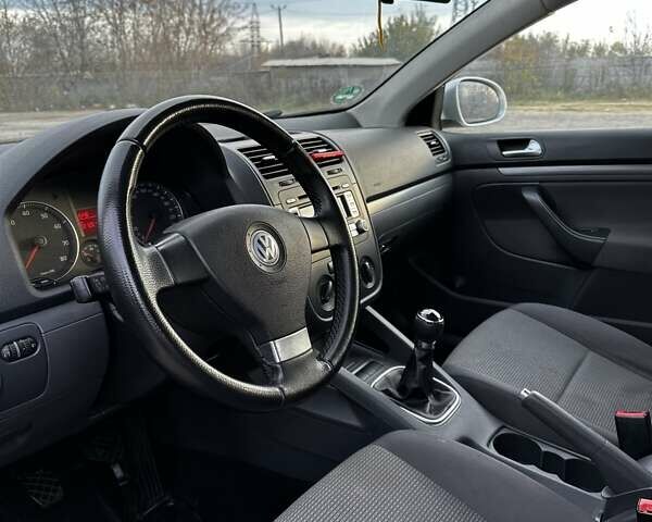 Сірий Фольксваген Гольф, об'ємом двигуна 1.6 л та пробігом 221 тис. км за 5500 $, фото 9 на Automoto.ua