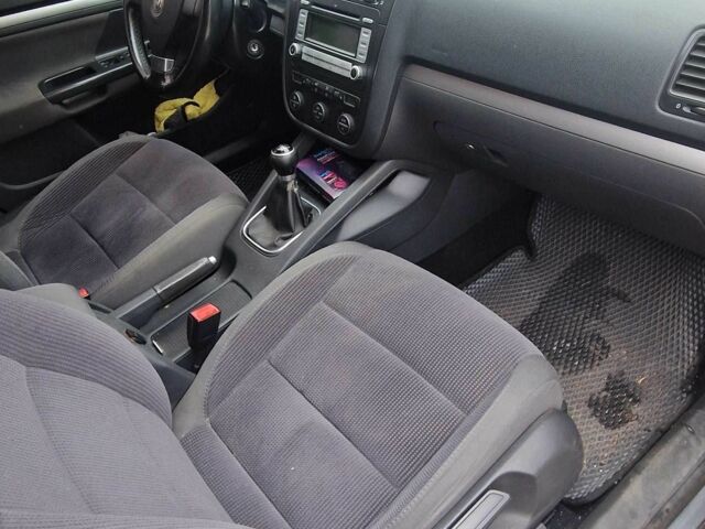 Серый Фольксваген Гольф, объемом двигателя 1.6 л и пробегом 300 тыс. км за 3900 $, фото 8 на Automoto.ua