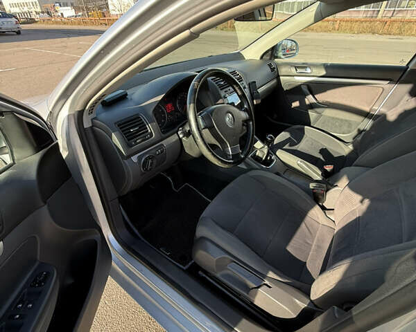 Серый Фольксваген Гольф, объемом двигателя 1.6 л и пробегом 258 тыс. км за 6800 $, фото 22 на Automoto.ua