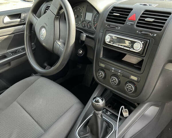 Серый Фольксваген Гольф, объемом двигателя 1.6 л и пробегом 211 тыс. км за 6300 $, фото 7 на Automoto.ua