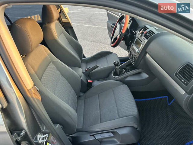 Сірий Фольксваген Гольф, об'ємом двигуна 1.39 л та пробігом 254 тис. км за 5200 $, фото 49 на Automoto.ua