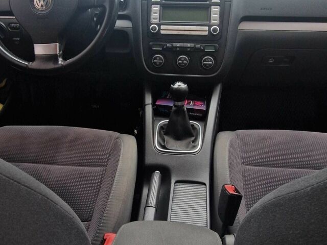 Серый Фольксваген Гольф, объемом двигателя 1.6 л и пробегом 300 тыс. км за 3900 $, фото 7 на Automoto.ua