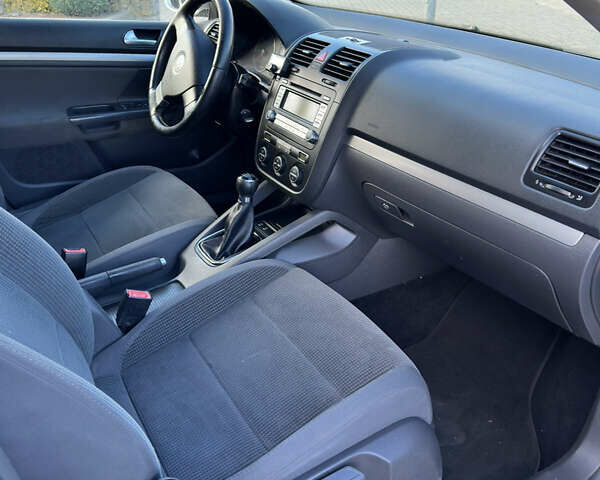 Серый Фольксваген Гольф, объемом двигателя 1.9 л и пробегом 233 тыс. км за 5099 $, фото 18 на Automoto.ua