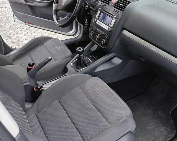 Серый Фольксваген Гольф, объемом двигателя 2 л и пробегом 350 тыс. км за 5999 $, фото 48 на Automoto.ua