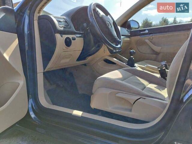 Серый Фольксваген Гольф, объемом двигателя 1.4 л и пробегом 213 тыс. км за 5500 $, фото 3 на Automoto.ua