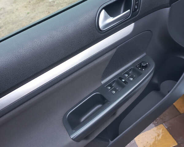 Серый Фольксваген Гольф, объемом двигателя 1.6 л и пробегом 188 тыс. км за 6300 $, фото 6 на Automoto.ua