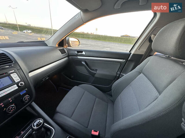 Сірий Фольксваген Гольф, об'ємом двигуна 1.39 л та пробігом 254 тис. км за 5200 $, фото 38 на Automoto.ua