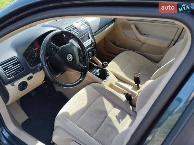 Серый Фольксваген Гольф, объемом двигателя 1.4 л и пробегом 213 тыс. км за 5500 $, фото 5 на Automoto.ua