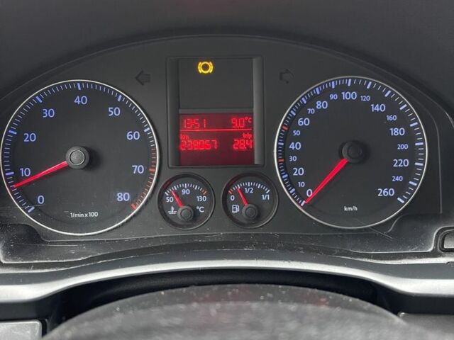 Серый Фольксваген Гольф, объемом двигателя 1.6 л и пробегом 240 тыс. км за 3950 $, фото 7 на Automoto.ua