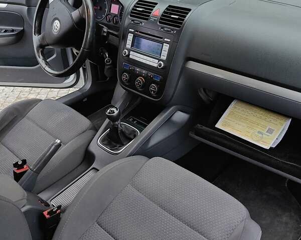 Серый Фольксваген Гольф, объемом двигателя 2 л и пробегом 350 тыс. км за 5999 $, фото 45 на Automoto.ua