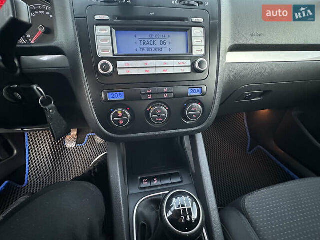 Сірий Фольксваген Гольф, об'ємом двигуна 1.39 л та пробігом 254 тис. км за 5200 $, фото 27 на Automoto.ua