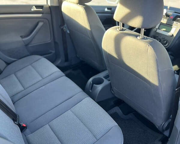 Серый Фольксваген Гольф, объемом двигателя 1.6 л и пробегом 200 тыс. км за 6300 $, фото 17 на Automoto.ua