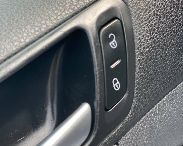 Серый Фольксваген Гольф, объемом двигателя 1.6 л и пробегом 218 тыс. км за 4999 $, фото 12 на Automoto.ua