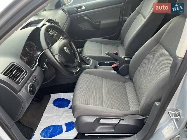 Серый Фольксваген Гольф, объемом двигателя 1.6 л и пробегом 198 тыс. км за 6899 $, фото 50 на Automoto.ua