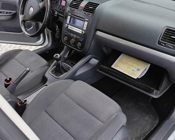 Серый Фольксваген Гольф, объемом двигателя 2 л и пробегом 350 тыс. км за 5500 $, фото 47 на Automoto.ua