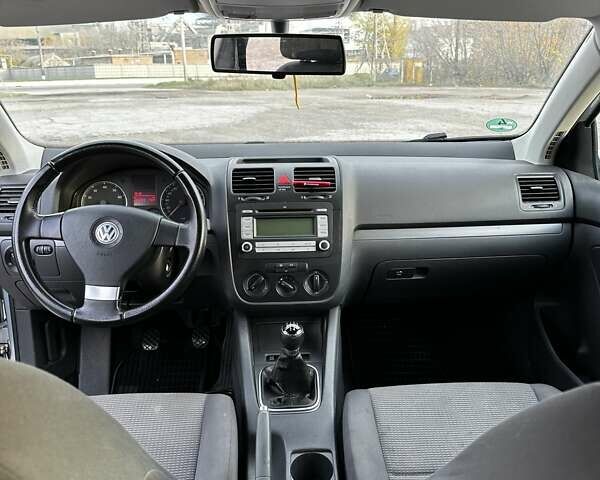 Сірий Фольксваген Гольф, об'ємом двигуна 1.6 л та пробігом 221 тис. км за 5500 $, фото 5 на Automoto.ua