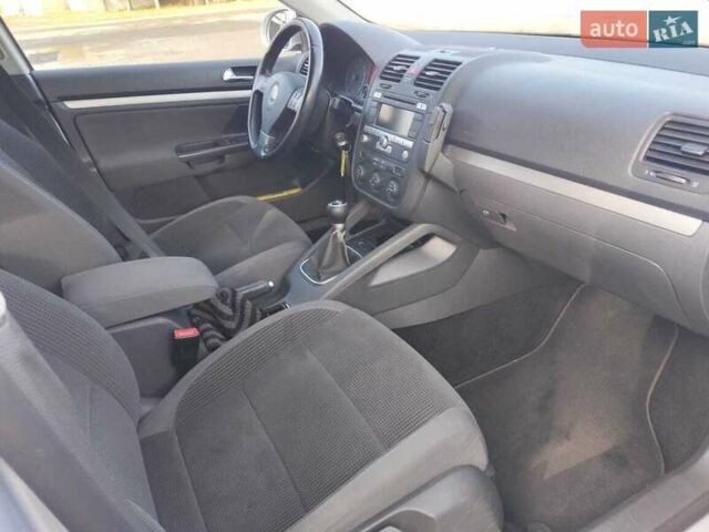 Серый Фольксваген Гольф, объемом двигателя 1.4 л и пробегом 235 тыс. км за 5600 $, фото 16 на Automoto.ua
