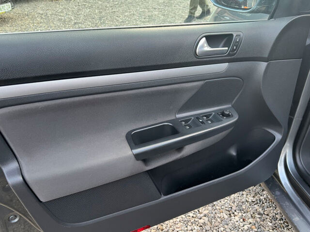 Серый Фольксваген Гольф, объемом двигателя 1.4 л и пробегом 230 тыс. км за 5899 $, фото 8 на Automoto.ua