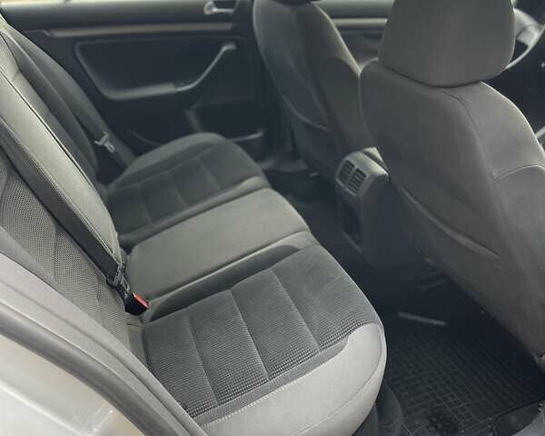 Серый Фольксваген Гольф, объемом двигателя 1.6 л и пробегом 242 тыс. км за 5900 $, фото 22 на Automoto.ua