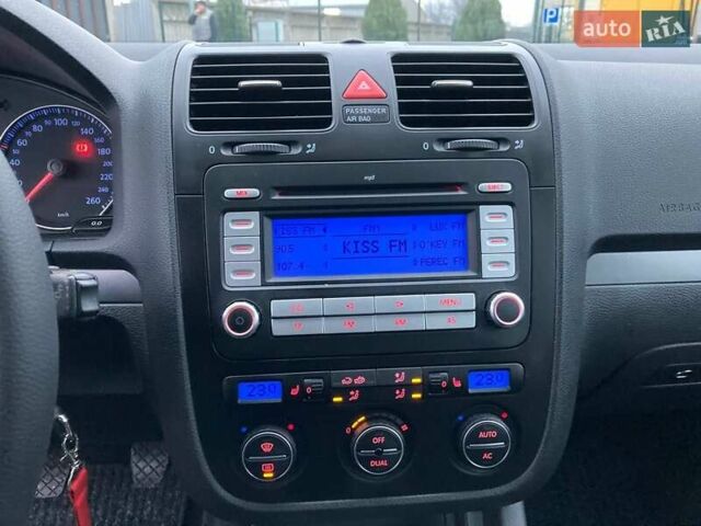 Серый Фольксваген Гольф, объемом двигателя 1.6 л и пробегом 266 тыс. км за 6899 $, фото 61 на Automoto.ua