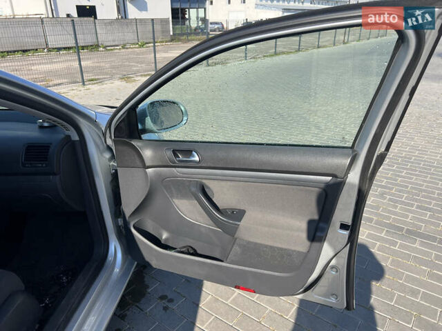 Серый Фольксваген Гольф, объемом двигателя 1.9 л и пробегом 280 тыс. км за 5500 $, фото 11 на Automoto.ua