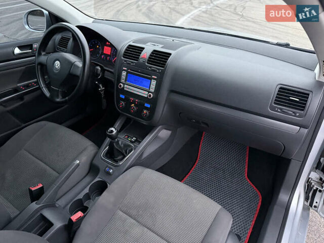 Серый Фольксваген Гольф, объемом двигателя 1.6 л и пробегом 287 тыс. км за 5950 $, фото 30 на Automoto.ua