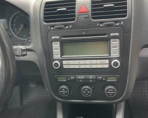 Серый Фольксваген Гольф, объемом двигателя 1.6 л и пробегом 242 тыс. км за 5900 $, фото 26 на Automoto.ua