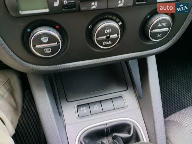 Серый Фольксваген Гольф, объемом двигателя 1.6 л и пробегом 201 тыс. км за 6000 $, фото 14 на Automoto.ua