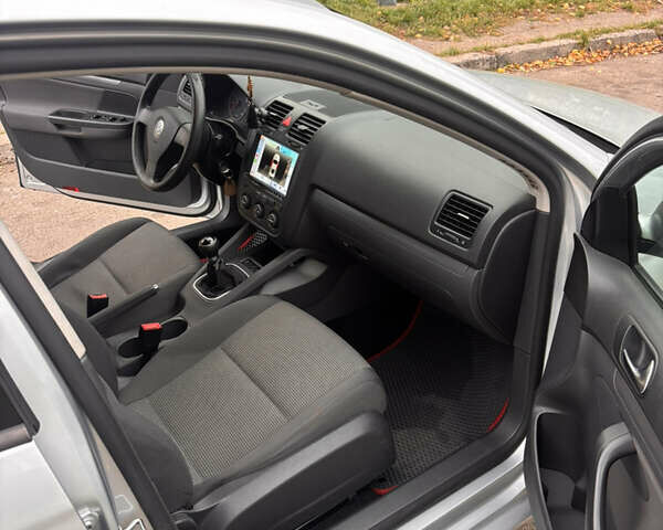 Серый Фольксваген Гольф, объемом двигателя 1.6 л и пробегом 250 тыс. км за 5999 $, фото 14 на Automoto.ua