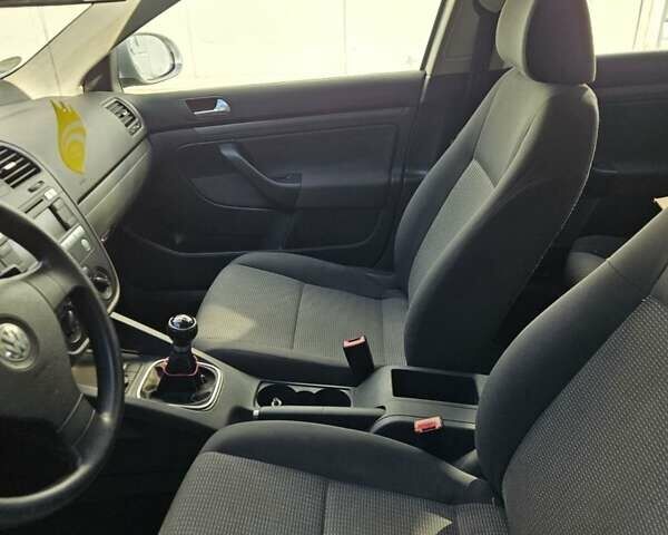 Серый Фольксваген Гольф, объемом двигателя 1.6 л и пробегом 256 тыс. км за 5650 $, фото 3 на Automoto.ua