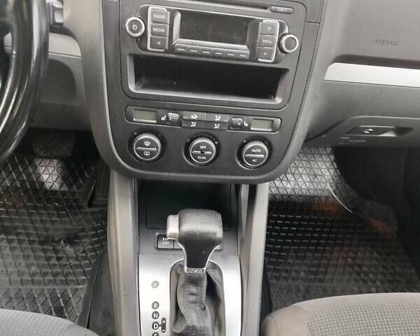 Серый Фольксваген Гольф, объемом двигателя 1.4 л и пробегом 224 тыс. км за 5750 $, фото 4 на Automoto.ua