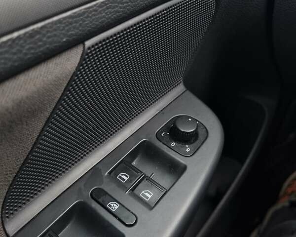 Серый Фольксваген Гольф, объемом двигателя 1.4 л и пробегом 226 тыс. км за 5500 $, фото 7 на Automoto.ua