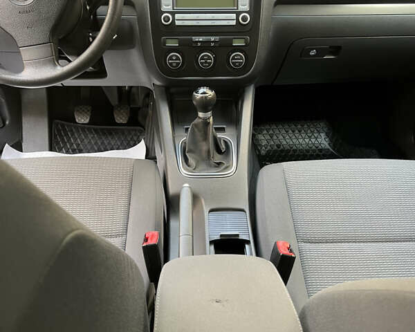 Серый Фольксваген Гольф, объемом двигателя 1.6 л и пробегом 207 тыс. км за 6700 $, фото 12 на Automoto.ua