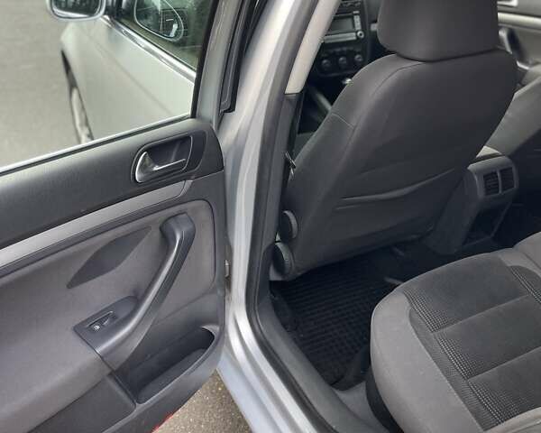 Серый Фольксваген Гольф, объемом двигателя 1.6 л и пробегом 242 тыс. км за 5900 $, фото 18 на Automoto.ua