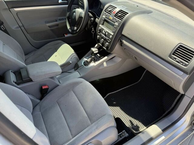 Сірий Фольксваген Гольф, об'ємом двигуна 2 л та пробігом 400 тис. км за 5803 $, фото 4 на Automoto.ua