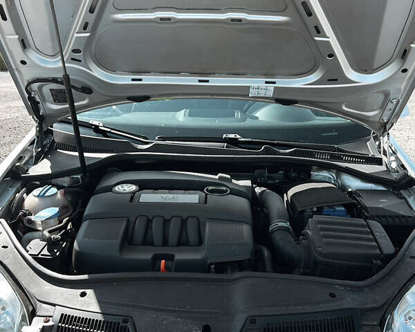 Серый Фольксваген Гольф, объемом двигателя 1.6 л и пробегом 220 тыс. км за 7300 $, фото 6 на Automoto.ua