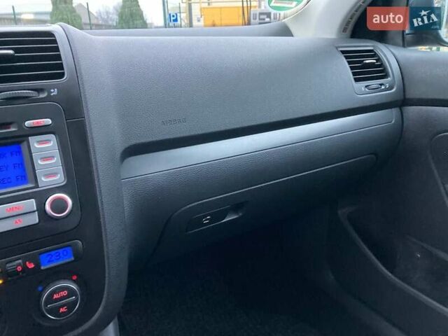 Серый Фольксваген Гольф, объемом двигателя 1.6 л и пробегом 266 тыс. км за 6899 $, фото 41 на Automoto.ua