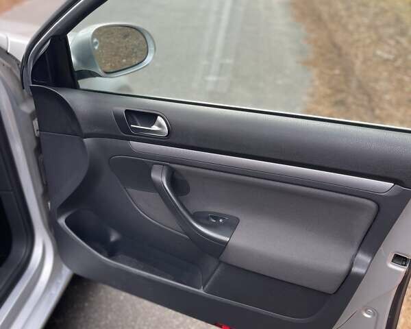 Серый Фольксваген Гольф, объемом двигателя 1.6 л и пробегом 242 тыс. км за 5900 $, фото 25 на Automoto.ua