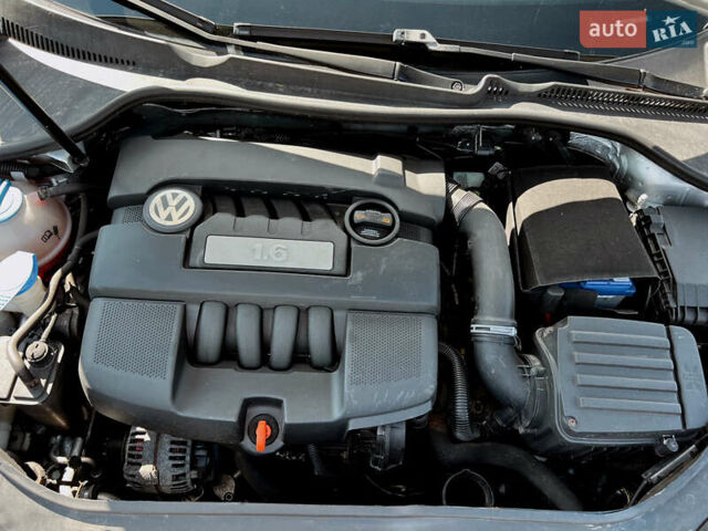 Серый Фольксваген Гольф, объемом двигателя 1.6 л и пробегом 220 тыс. км за 7300 $, фото 5 на Automoto.ua