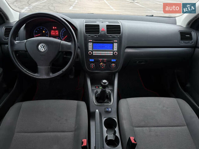Серый Фольксваген Гольф, объемом двигателя 1.6 л и пробегом 287 тыс. км за 5950 $, фото 34 на Automoto.ua
