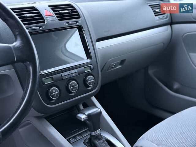 Серый Фольксваген Гольф, объемом двигателя 1.4 л и пробегом 206 тыс. км за 5950 $, фото 24 на Automoto.ua