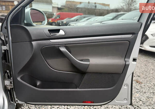 Серый Фольксваген Гольф, объемом двигателя 1.6 л и пробегом 218 тыс. км за 6900 $, фото 26 на Automoto.ua