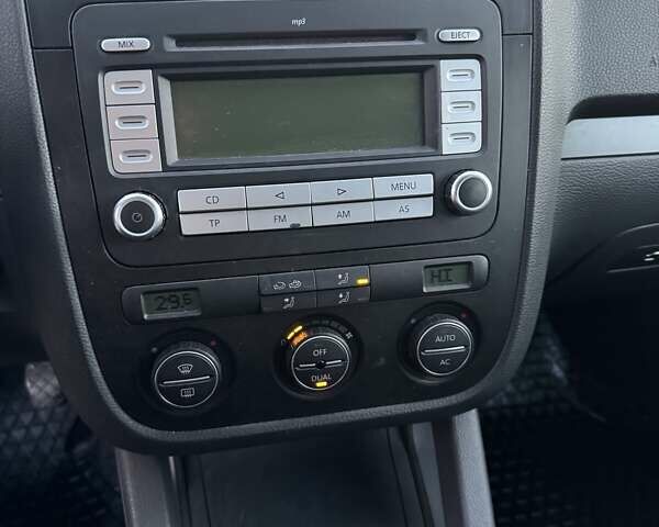 Сірий Фольксваген Гольф, об'ємом двигуна 1.6 л та пробігом 210 тис. км за 5999 $, фото 5 на Automoto.ua