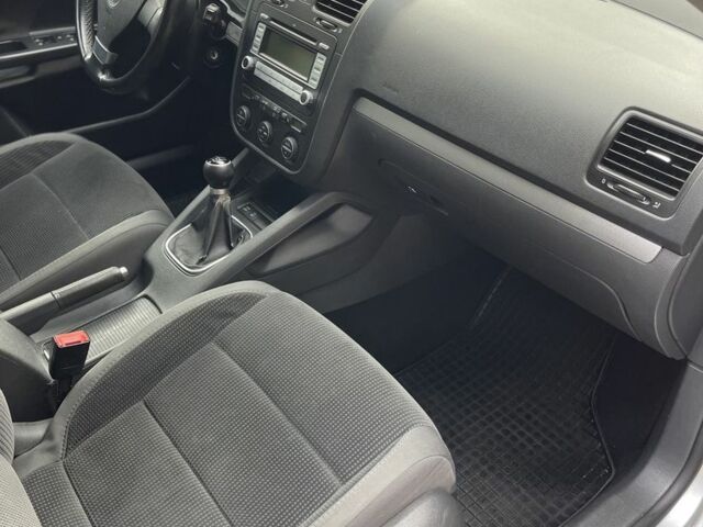 Серый Фольксваген Гольф, объемом двигателя 1.6 л и пробегом 242 тыс. км за 5900 $, фото 17 на Automoto.ua