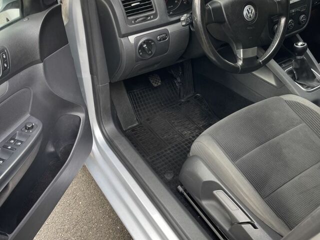 Серый Фольксваген Гольф, объемом двигателя 1.6 л и пробегом 242 тыс. км за 5900 $, фото 10 на Automoto.ua