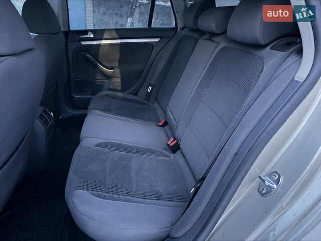 Серый Фольксваген Гольф, объемом двигателя 2 л и пробегом 274 тыс. км за 6000 $, фото 10 на Automoto.ua