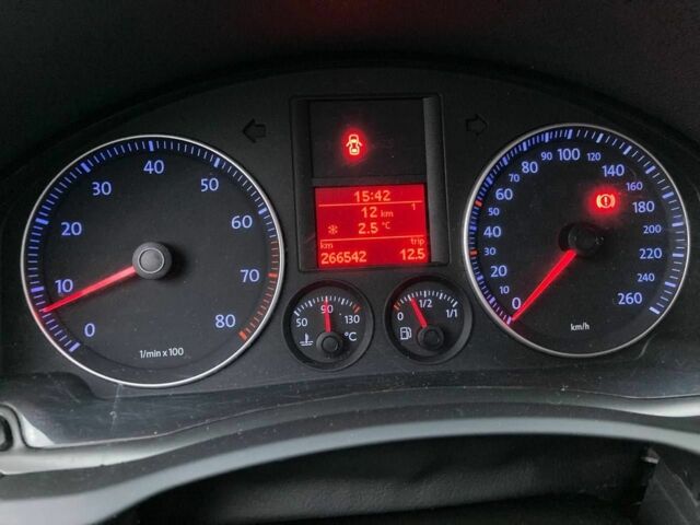 Серый Фольксваген Гольф, объемом двигателя 1.6 л и пробегом 266 тыс. км за 6750 $, фото 6 на Automoto.ua