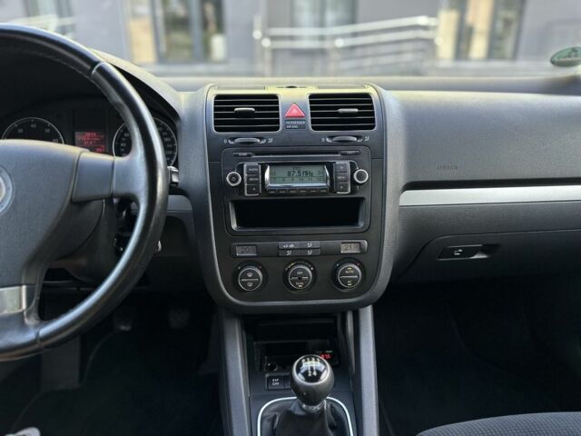 Сірий Фольксваген Гольф, об'ємом двигуна 1.6 л та пробігом 202 тис. км за 5800 $, фото 17 на Automoto.ua