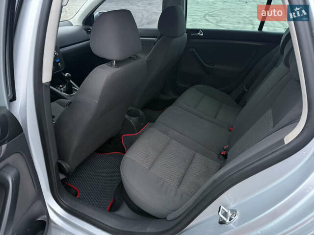 Серый Фольксваген Гольф, объемом двигателя 1.6 л и пробегом 287 тыс. км за 5950 $, фото 28 на Automoto.ua